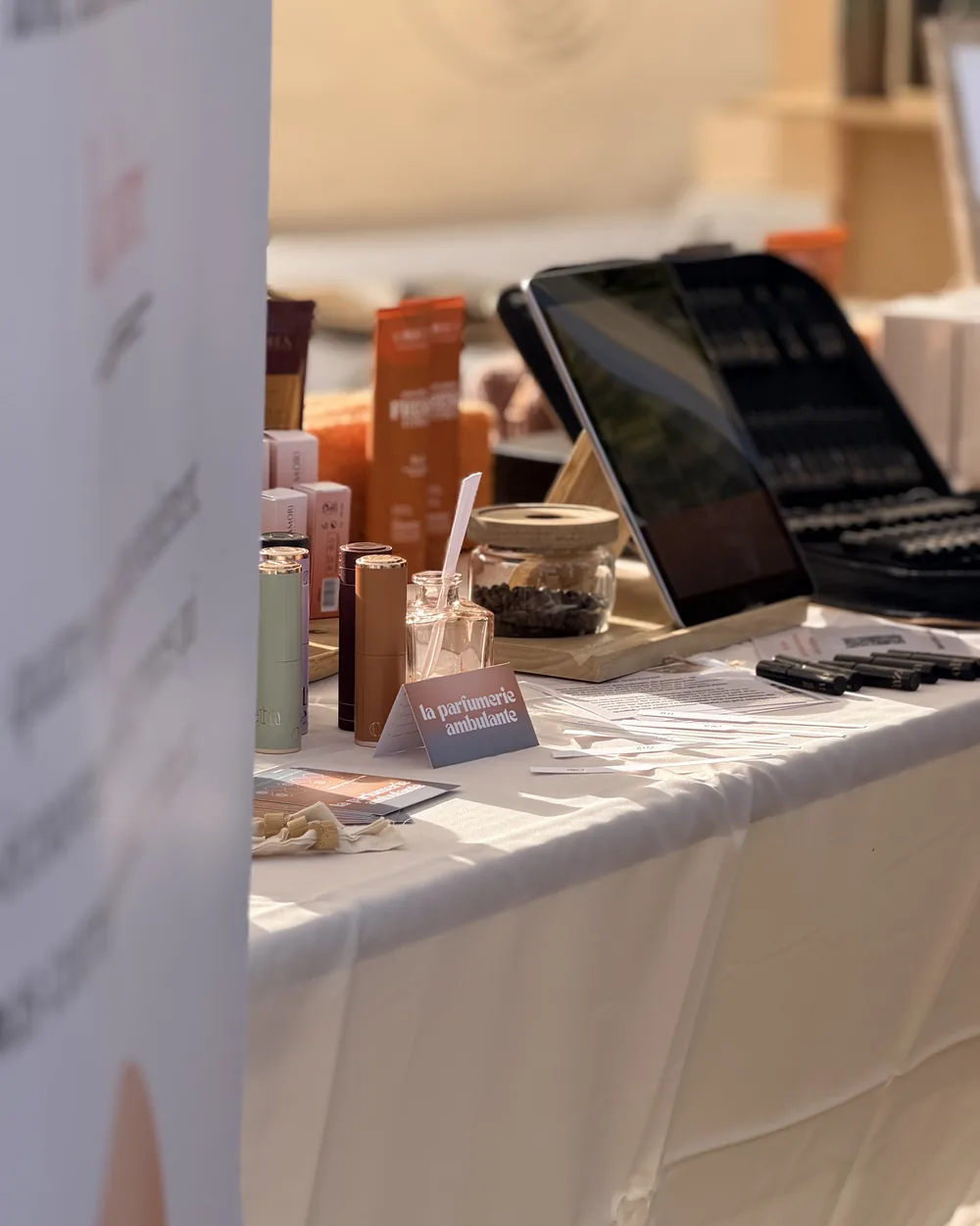 Le stand avec étuis, soins, cosmétiques, tablette et mallette